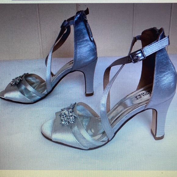 Badgley Mischka Kendall Hannah heels in silver - Picture 5 of 13